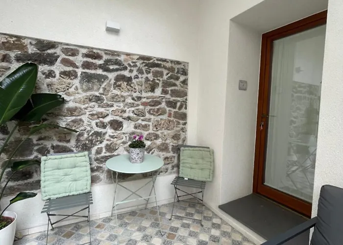 Konukevi Sa Troppa De Sos Chentu